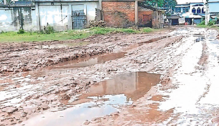 Pothole-ridden road in Abhaynagar exposes municipal apathy