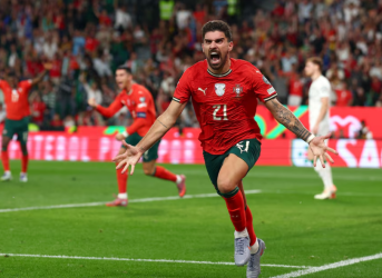 Last-gasp Neves winner keeps Portugal on track