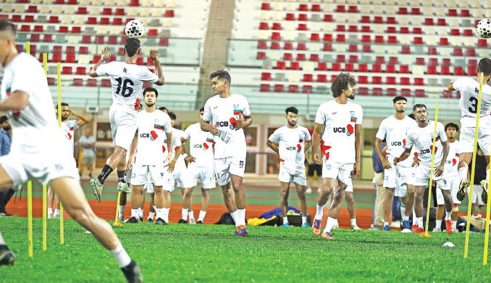 Bangladesh fight adversity
before crucial encounter