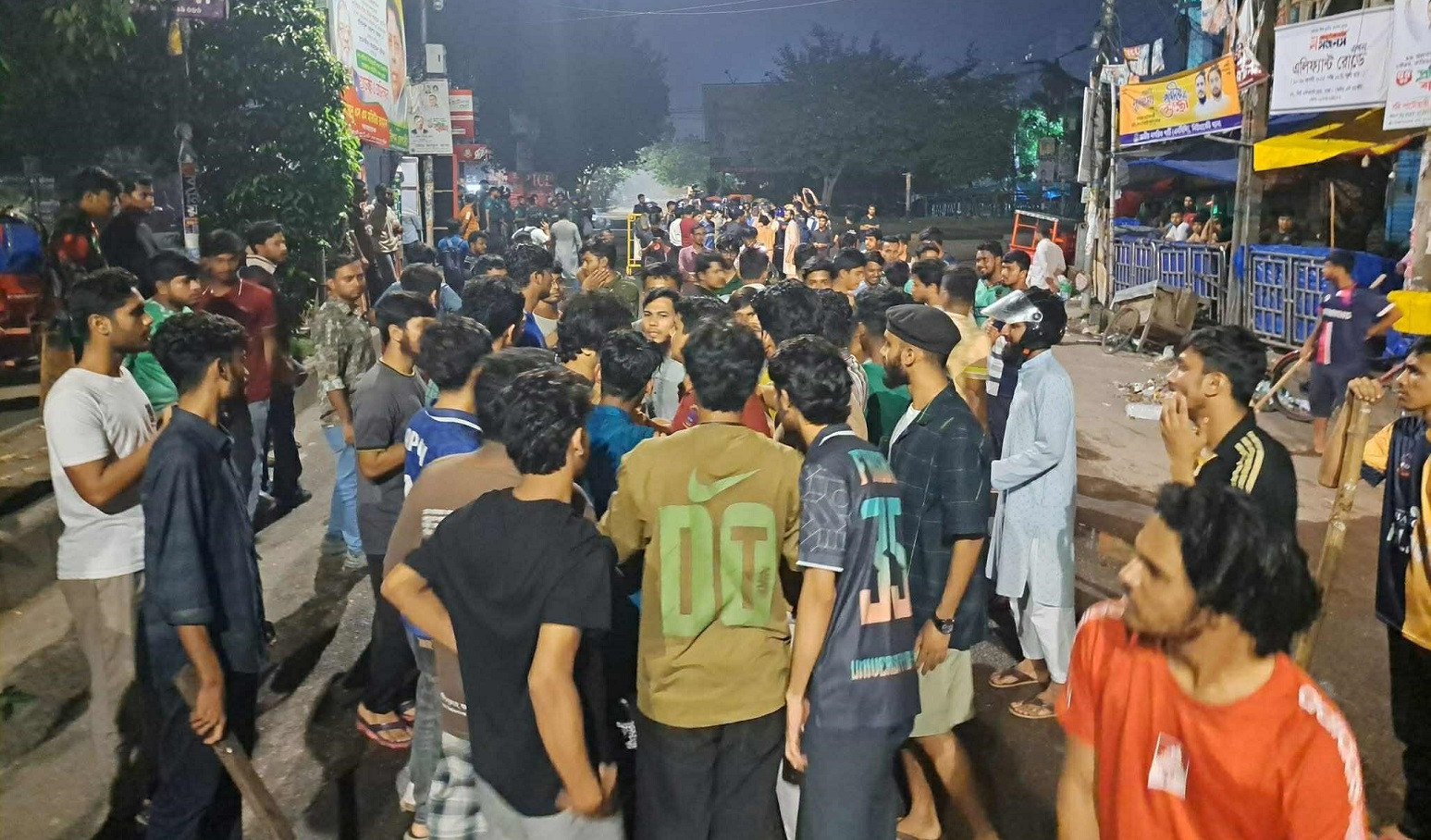 Students of DU, Dhaka College clash over setting up makeshift shop