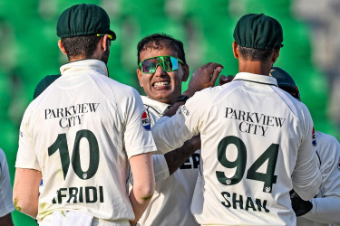 Noman derails South Africa to 216-6 in first Pakistan Test