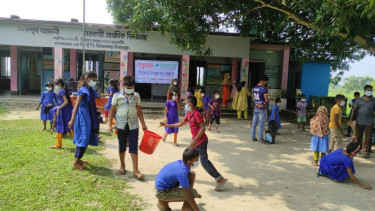 Volunteers clean school premises and spread message of hygiene