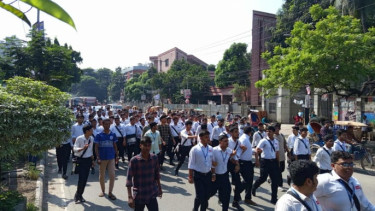 Dhaka College's HSC students block Science Lab intersection