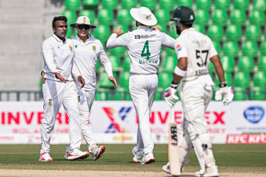 Pakistan-South Africa Test finely poised after spinners run riot