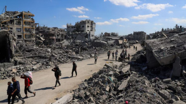 Gaza ceasefire outlook darkens as Israel delays aid, Hamas tightens grip