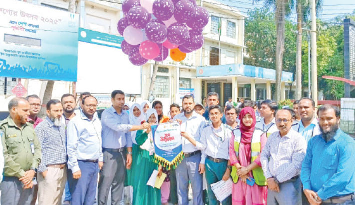 Chapainawabganj Deputy Commissioner Md Abdus Samad releases balloons on the occasion of World Handwashing Day in front of his office on Wednesday. —Daily Sun Photo