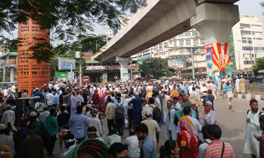 MPO teachers block Shahbagh intersection