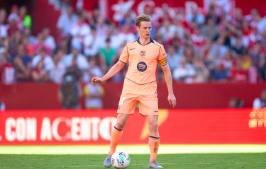 De Jong pens new Barca deal to 2029