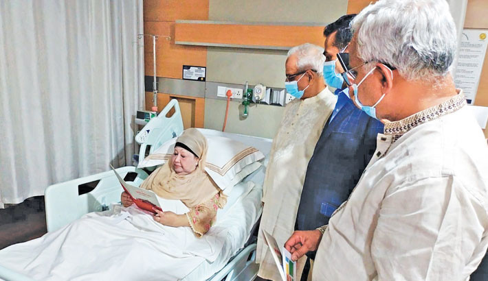BNP Chairperson Khaleda Zia receives an invitation from National Consensus Commission members at Evercare Hospital in the capital on Thursday to attend the upcoming July Charter signing ceremony. The party’s acting chairman, Tarique Rahman, is also invited to attend the ceremony. -BNP PHOTO
