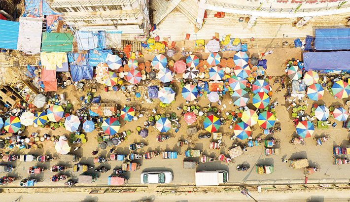 Pedestrians suffer as footpath hawkers continue businesses ‘undisturbed’