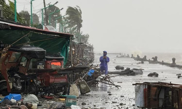 Thousands flee Philippine coast as storm approaches