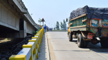 Transport operators halt vehicle access to Ctg Port over entry fee hike