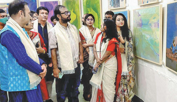 Audience admires artworks at a group exhibition titled ‘Eternal Eleven’ by 11 postgraduate students of Shanto-Mariam University of Creative Technology at the Zainul Gallery of the fine art faculty at Dhaka University. Begun on Friday, the show will continue till 22 October.   -  COLLECTED PHOTO