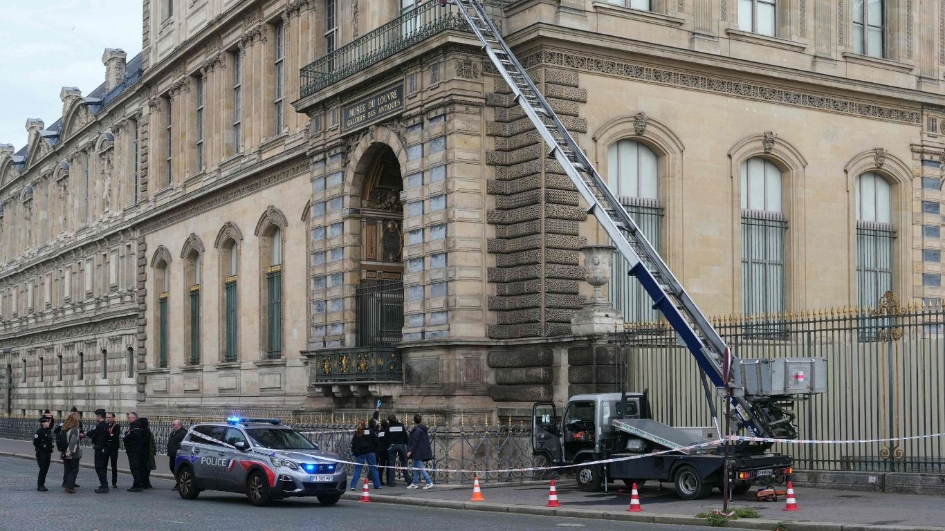 Robbers flee Louvre with jewellery
