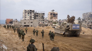 Israel resumes Gaza strikes, accusing Hamas of violating truce deal