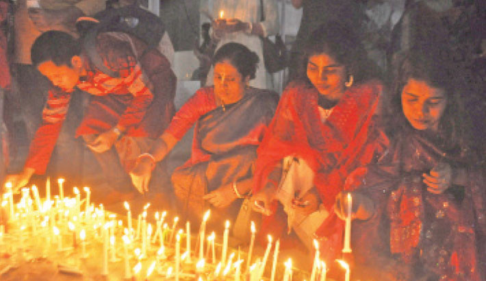 Amid the flickering glow of countless candles, Hindu devotees gather at Ramna Kali Temple in the city on Monday to celebrate the radiant and timeless traditions of
Dipaboli festival.-Focus bangla