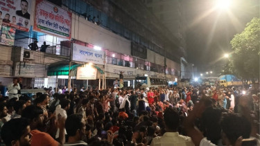 JnU students block Tatibazar intersection demanding justice