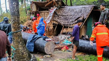 8 killed, 2 missing as tropical storm Fengshen slams Philippines