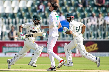 Pakistan punish sloppy South Africa to reach 259-5 in second Test