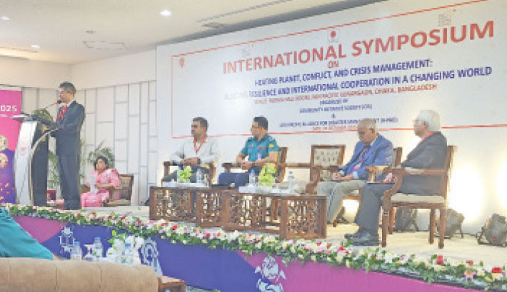 Community Initiative Society (CIS) and Asia Pacific Alliance for Disaster Management (APAD) jointly hold an international symposium on “Heating Planet, Conflict, and Crisis Management: Building Resilience and International Cooperation in a Changing World” in Dhaka on Tuesday. TAKAHASHI Naoki, minister, deputy chief of mission, Embassy of Japan to Bangladesh, addresses the symposium. PHOTO: COURTESY