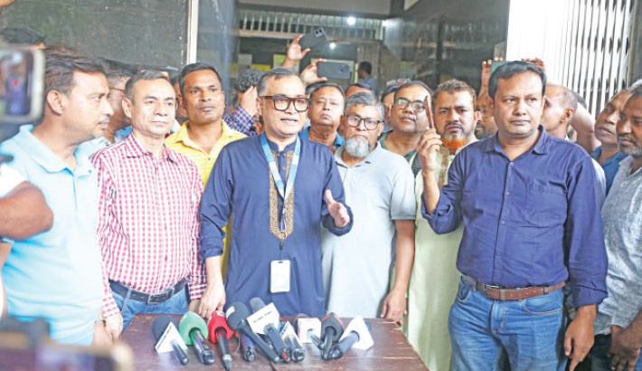 Laid-off workers of leading telecom operator Grameenphone Limited hold a press conference at the Labour Building on Tuesday, alleging that the company unlawfully declared a lockout and dismissed 159 permanent employees after labelling them “job description-less,” in violation of Section 195(1)(l) of the Labour Act 2006. PHOTO: KAMRUL ISLAM RATAN