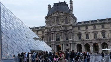 Louvre reopens for first time after jewel heist