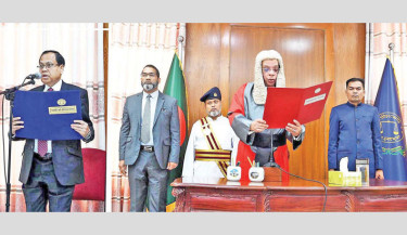 Chief Justice Dr Syed Refaat Ahmed administers the oath to newly appointed Bangladesh Public Service Commission Chairman Aftab Hossain Pramanik at the Supreme Court’s Judges Lounge 
on Wednesday. 	-PID PHOTO