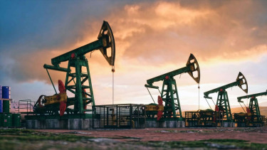Oil gains 3% as India starts reviewing Russian supplies after US sanctions