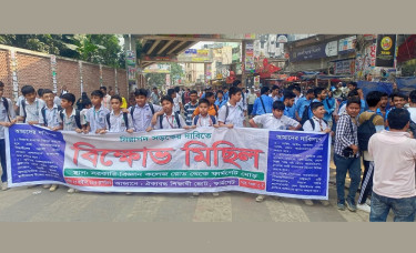 Students block Farmgate protesting fatal road accident