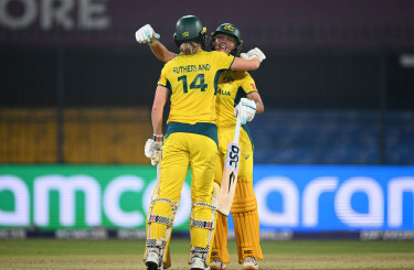 Gardner, Sutherland star as Australia beat England