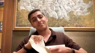 Multan Sultans owner rips up PCB legal notice in video protest