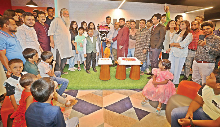 Daily Sun, one of the country’s leading national English-language newspapers, celebrates its 15th anniversary at its office in the capital’s Bashundhara Residential Area amid festivity on Friday.	-DAILY SUN PHOTO