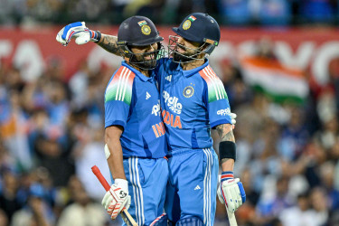 Rohit and Kohli turn back clock as India crush Australia in 3rd ODI
