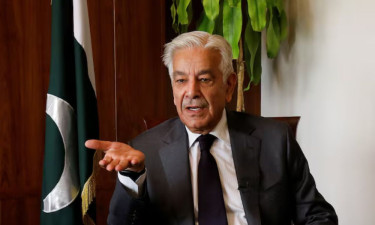Pakistan defence minister warns of ‘open war’ with Afghanistan if peace talks fail