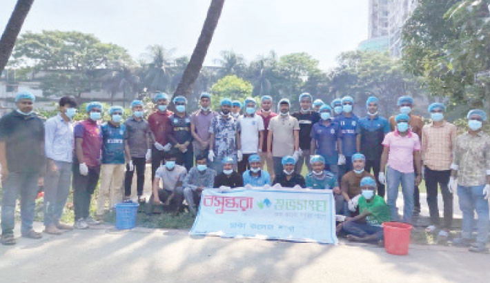 Students clean 
Dhaka College pond