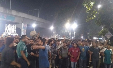 Syndicate of drug peddlers, mobile shopkeepers protests at DU, proctor member assaulted
