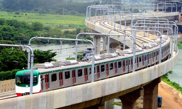 Commuters suffer, traffic halts as Agargaon-Shahbagh metro rail stays suspended