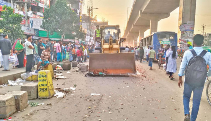 Rupganj upazila administration conducts an eviction drive in the Bhulta and Golakandail areas along the Dhaka–Sylhet Highway on 24 October. The operation was led by Upazila Nirbahi Officer Saiful Islam, with Executive Magistrates Torikul Islam and Farid Al Sohan also present.— Daily Sun Photo