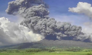 Wild footage shows volcano erupting in Philippines