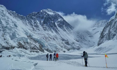 Unseasonal snowfall prompts Everest access ban in Nepal, Tibet
