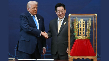 Monarch-loving Trump gifted golden crown once worn by South Korean kings