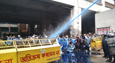 Police use water cannon, sound grenades to disperse Ebtedayee madrasa teachers