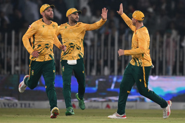 Depleted South Africa thump sloppy Pakistan in first T20I