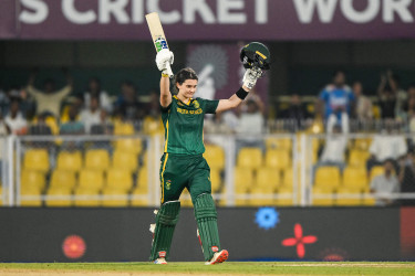 Wolvaardt's 169 fires South Africa to 319-7 in semis