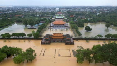 Record Vietnam rains kill seven, flood 100,000 homes