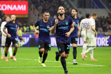 Calhanoglu double fires Inter to 3-0 win over struggling Fiorentina