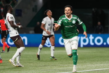 Palmeiras beat Liga Deportiva 4-0 to reach final