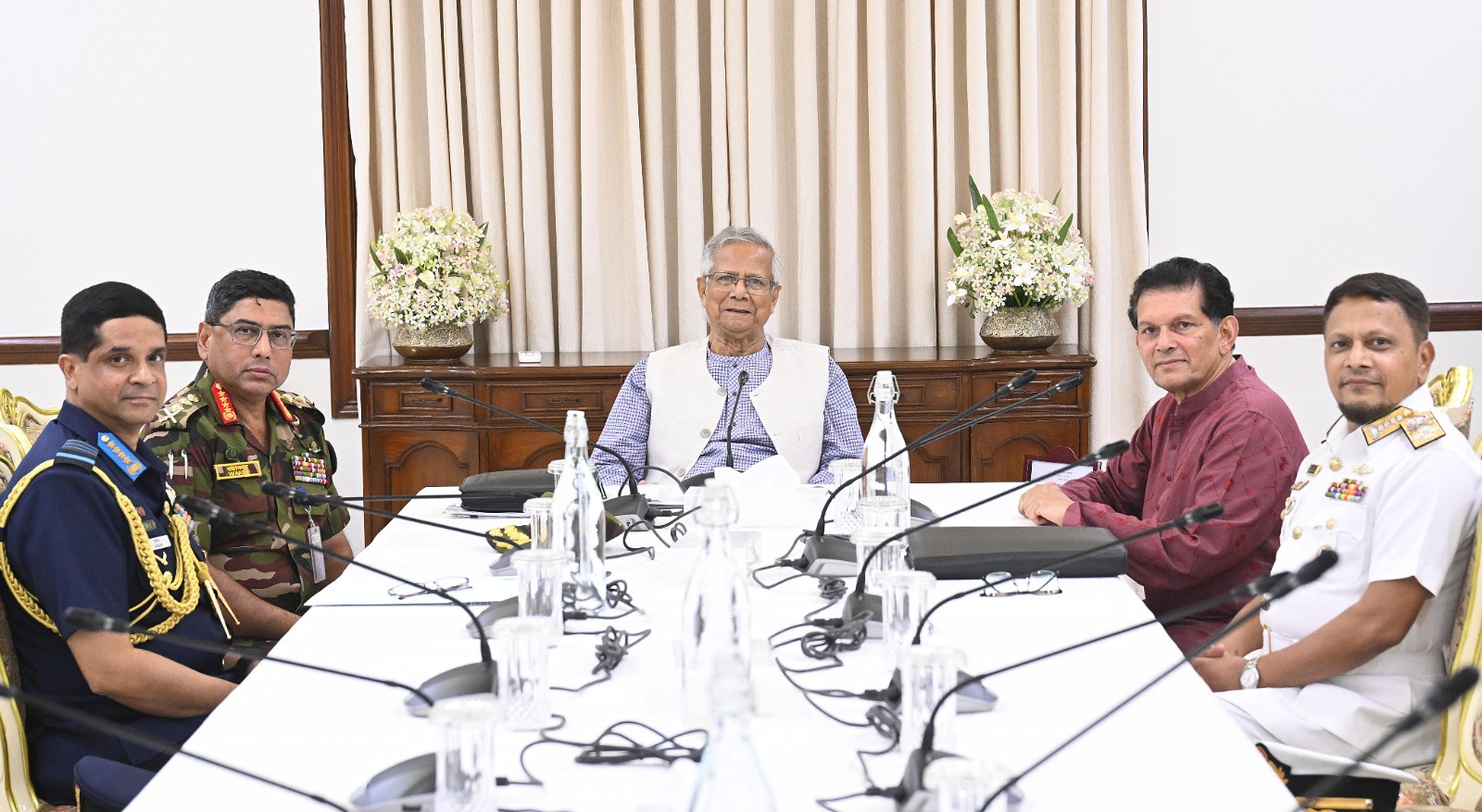 CA discusses election preparations with chiefs of armed forces