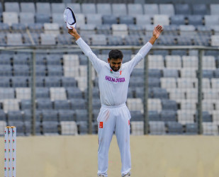 Rain and wickets highlight opening day in Dhaka