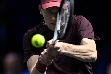 Sinner boosts number one bid in Paris, to face Zverev in semis